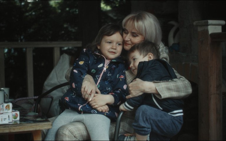 жінка обіймає двох дітей