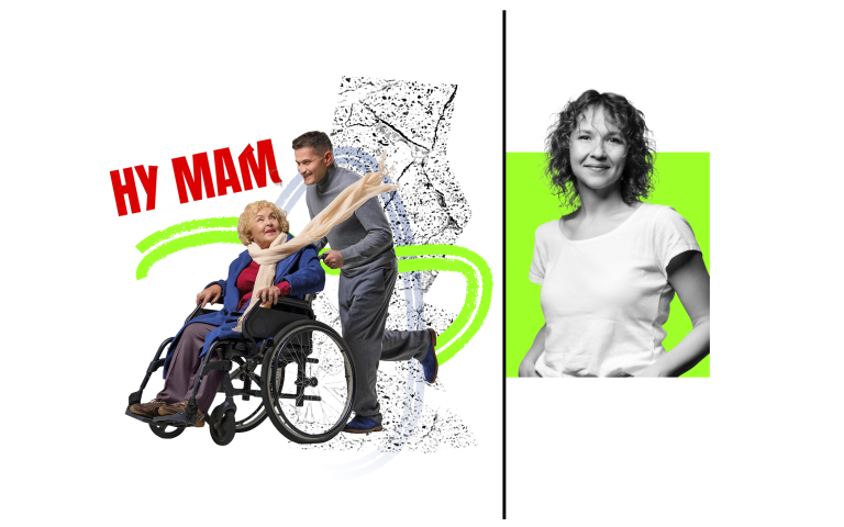 Чоловік біжить, везучи крісло колісне з літньою жінкою.