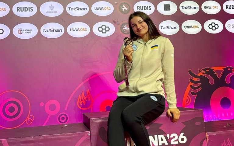 спортсменка з медаллю
