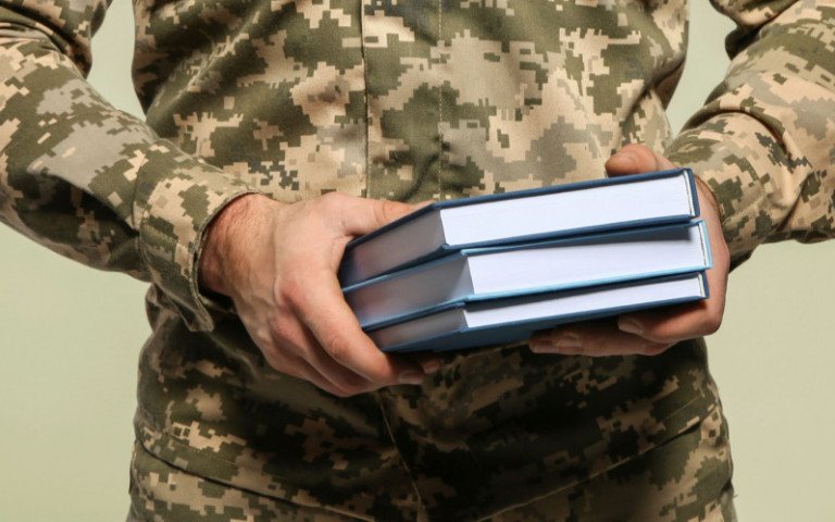 Військовий з книгами