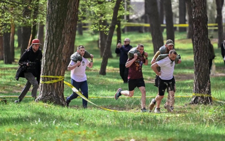 люди біжать в лісі