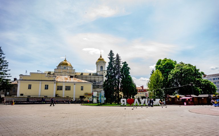 місто центр люди