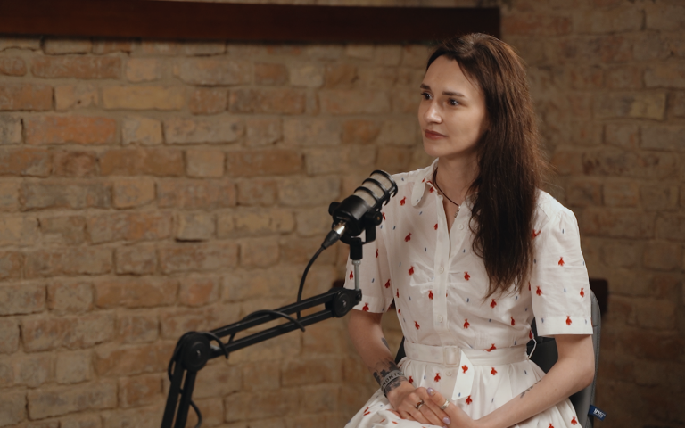 Олена Герасим’юк — поетка, авторка резонансних проєктів пам’яті «Розстрільний календар» та «Недописані», а також парамедикиня батальйону «Госпітальєри».