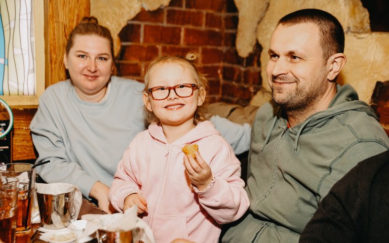 люди за столом