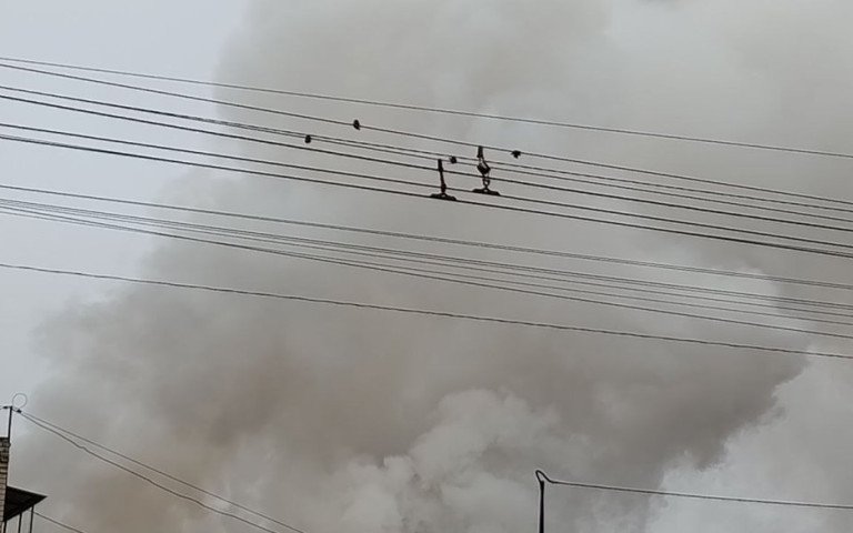 У Луцьку через обстріл постраждало полотно найбільшої картини в світі. дим над містом.