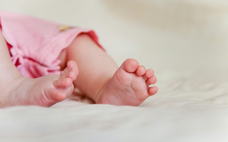 ноги малюк дитина