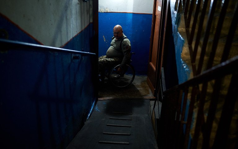 Вийти з дому — це виклик. Як людям на колісних кріслах дістатися до укриття Вийти з дому — це виклик. Як людям на колісних кріслах дістатися до укриття