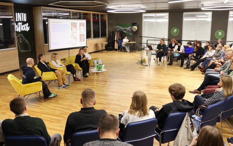 Зала з багатьма людьми в університеті