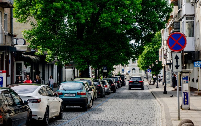 автомобілі на парковці