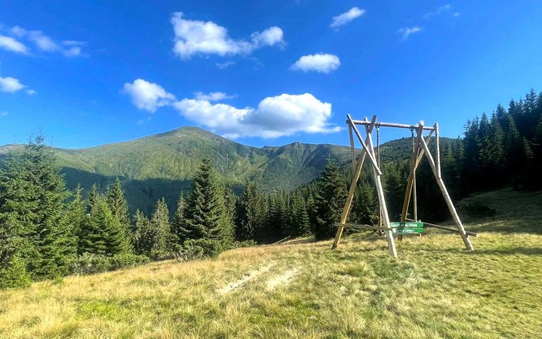 панорамна гойдалка в Карпатах