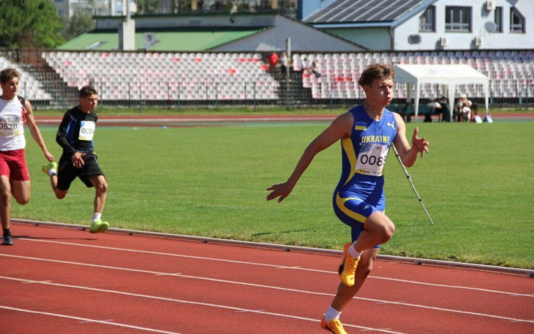 спортсмени бігають