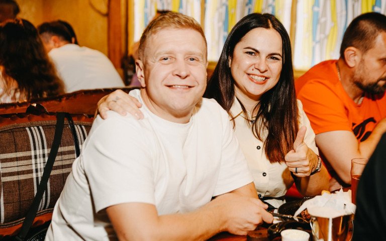 люди за столиком