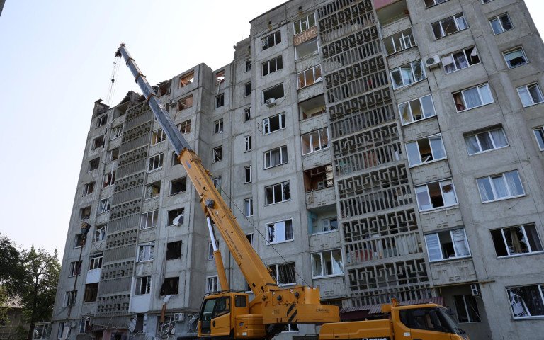 Пошкоджений внаслідок атаки будинок. Пошкоджений внаслідок атаки будинок.