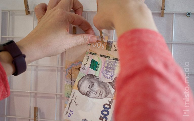 гроші в руках