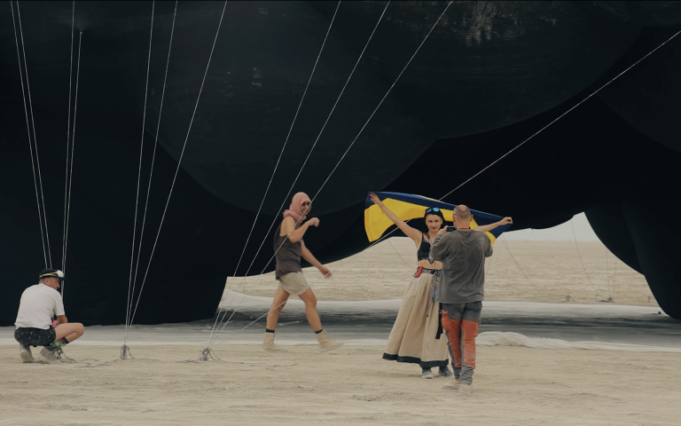 люди на фоні артінсталяції