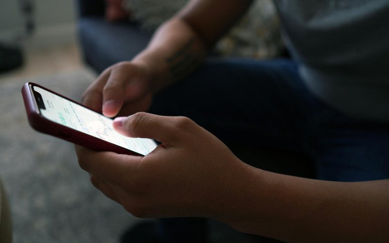 «Нафтогаз» створив застосунок для роботи з газовими послугами. Телефон в руках