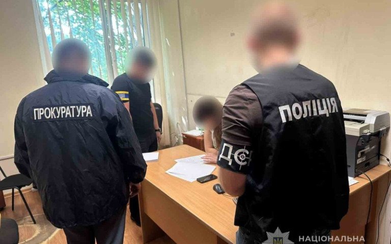 поліцейські у кабінеті посадовиці