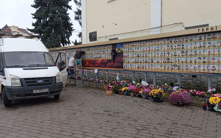 У Луцьку почали реконструкцію стенду героїв