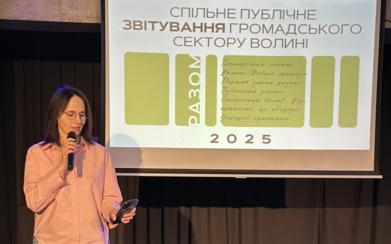 жінка стоїть на сцені