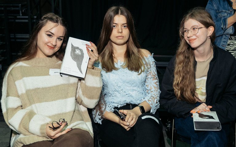 учасники книжкового клубу