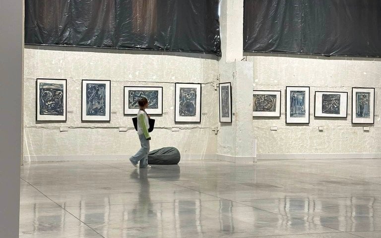 людина в музеї