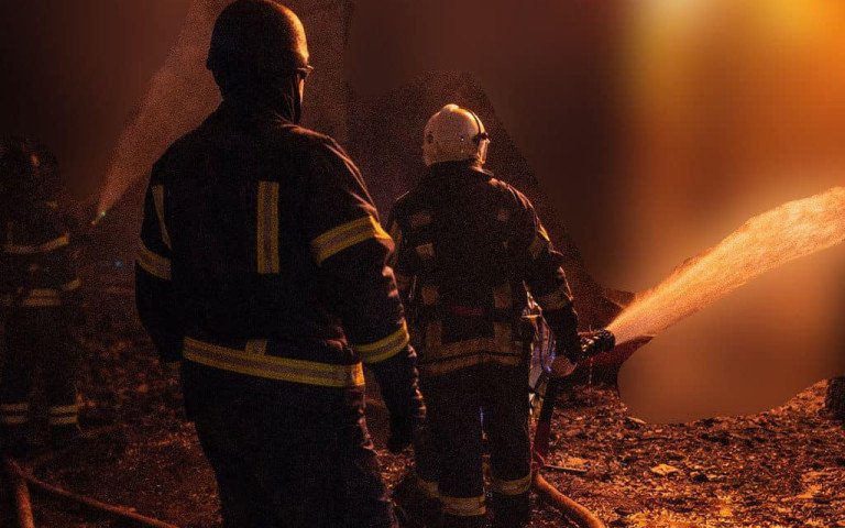 пожежники гасять вогонь