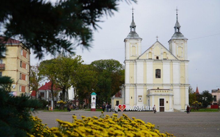 костел у місті