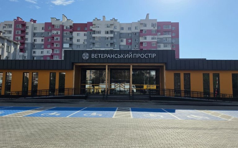 фасад одноповерхової будівлі