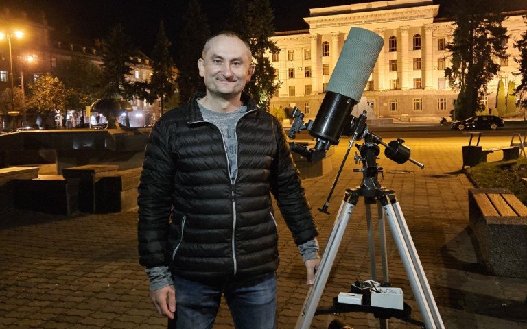 людина з телескопом