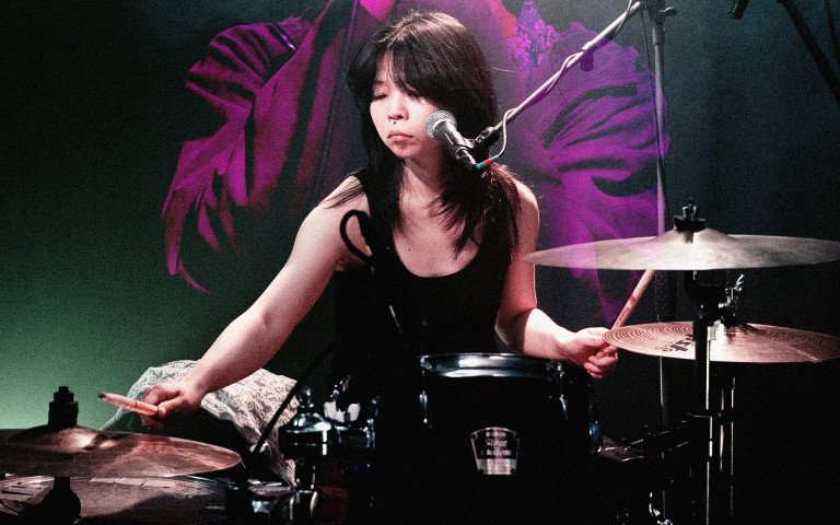 музикантка на сцені.