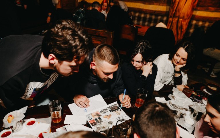 люди сидять за столом