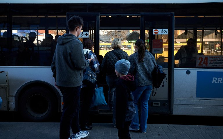 люди заходять в маршрутку