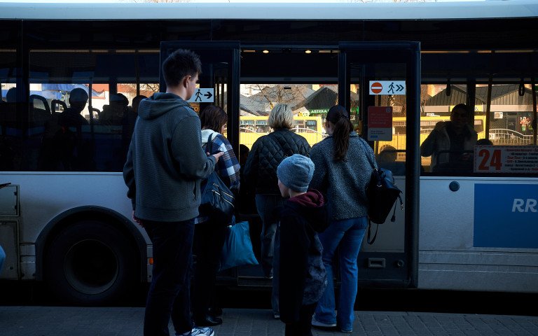 Із двома перевізниками у Луцьку розірвали договори люд біля автобуса
