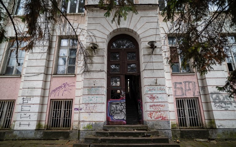 стара будівля без ремонту