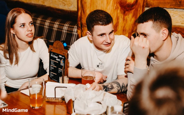 люди за столом