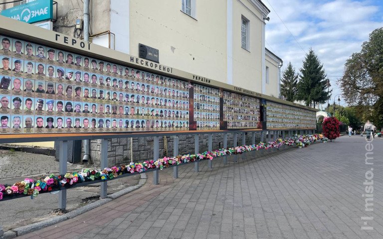 Фотостенд героїв у центрі Луцька розширять