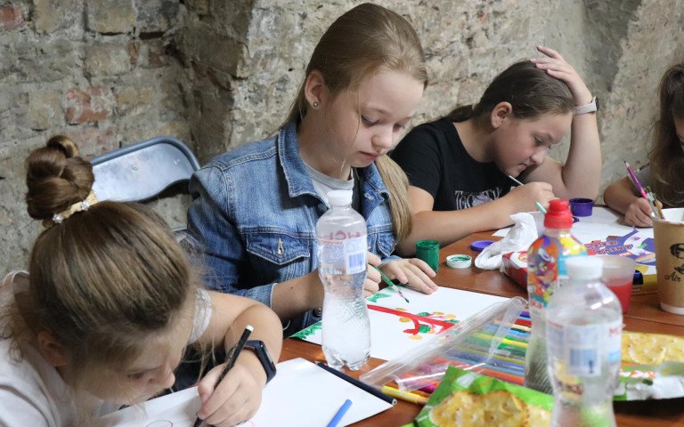 У Луцьку організували табір для дітей військовослужбовців діти малюють