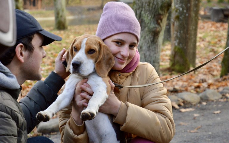 У Воротнівському лісі на Волині організували відпочинок для людей з інвалідністю людина з собакою