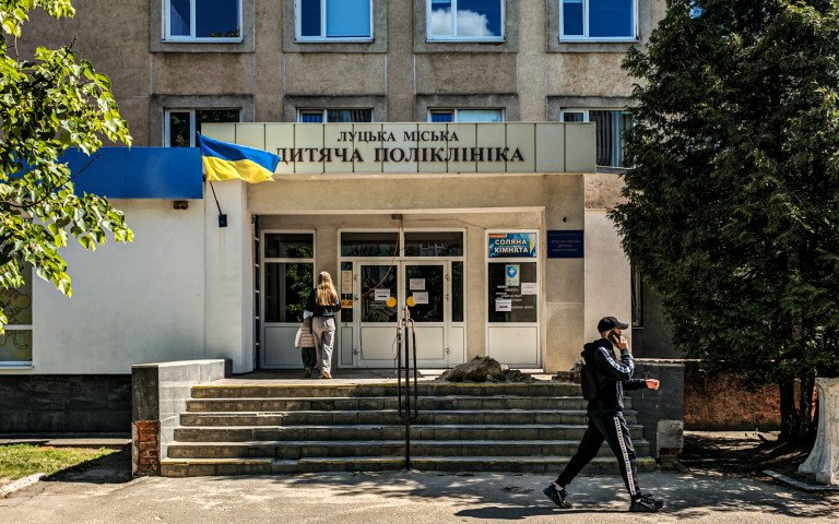 поліклініка будівля