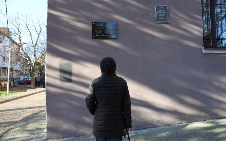 У Луцьку відкрили меморіальну дошку заслуженому журналісту України. меморіальна дошка