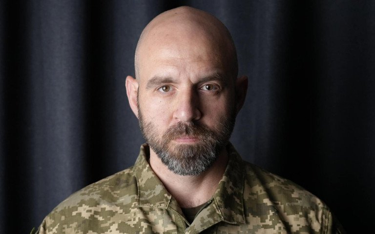 чоловік у військовій формі