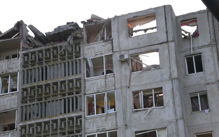 Пошкоджений внаслідок російської атаки будинок. Пошкоджений внаслідок російської атаки будинок.
