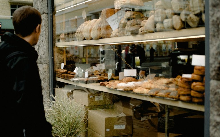 «Зимову тисячу» дозволили витрачати на продукти українського виробництва. вітрина магазину