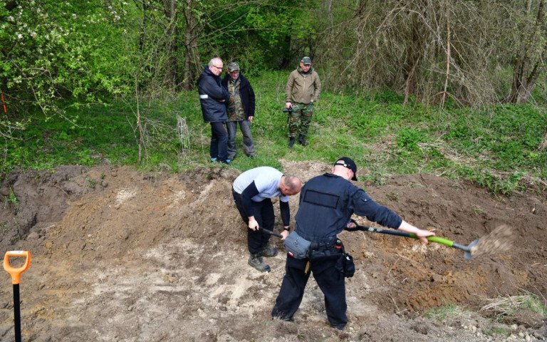 люди проводять розкопки