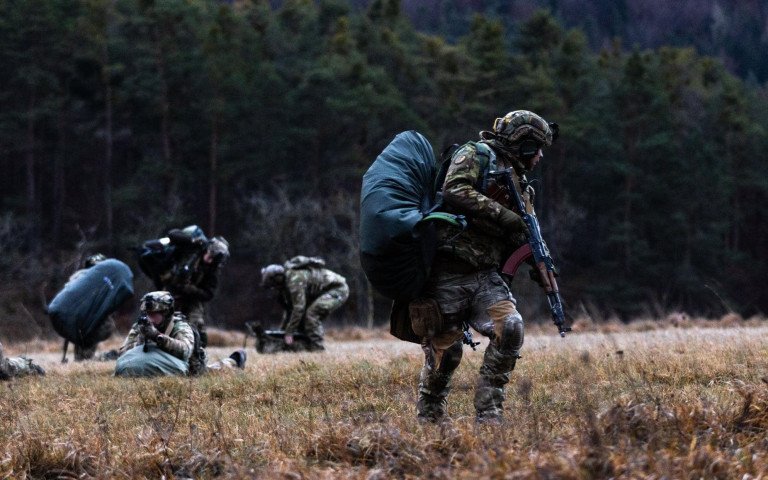 військовий автомат поле ліс посадка баул