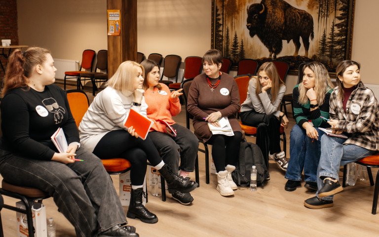 Група людей спілкується