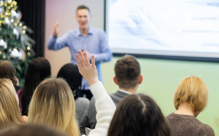 люди на лекції