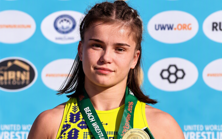 спортсменка з медаллю