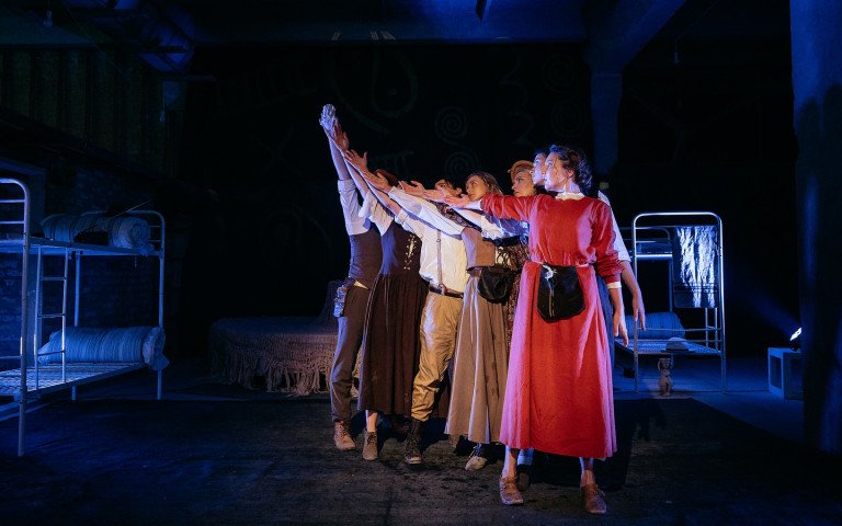 Луцький театр «Гармидер» оприлюднив афішу на листопад. Кадр з вистави-фантазії «Трипільські видіння»