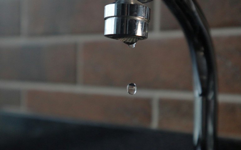 кран з водою